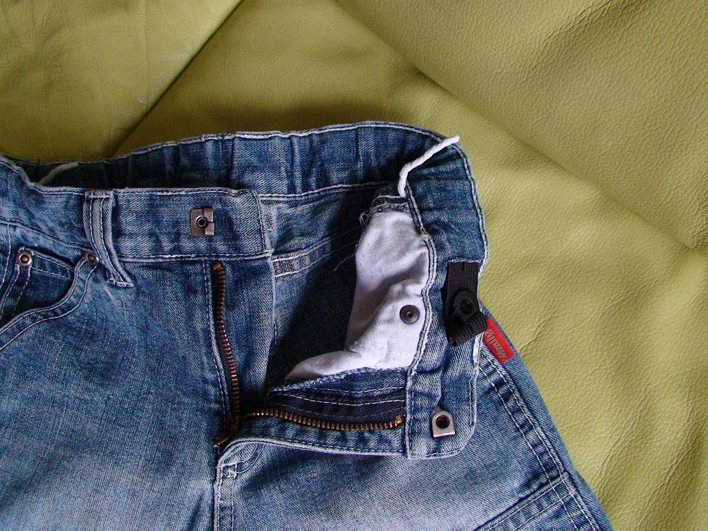 Показано как регулируется пояс. Деская одежда д/м