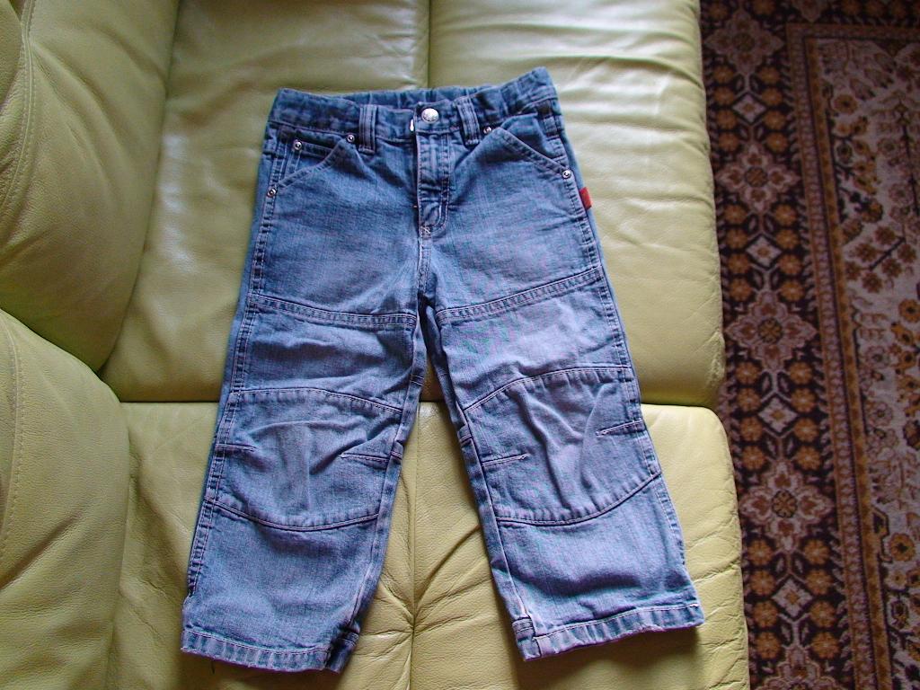 Джинсы 98-104 рост, 100 р. Вид спереди. Деская одежда д/м