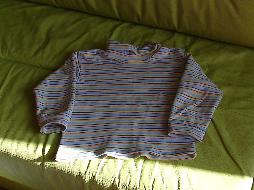 Водолазка, 104 рост, 50 руб. Ворот на пуговицах.. Деская одежда д/м