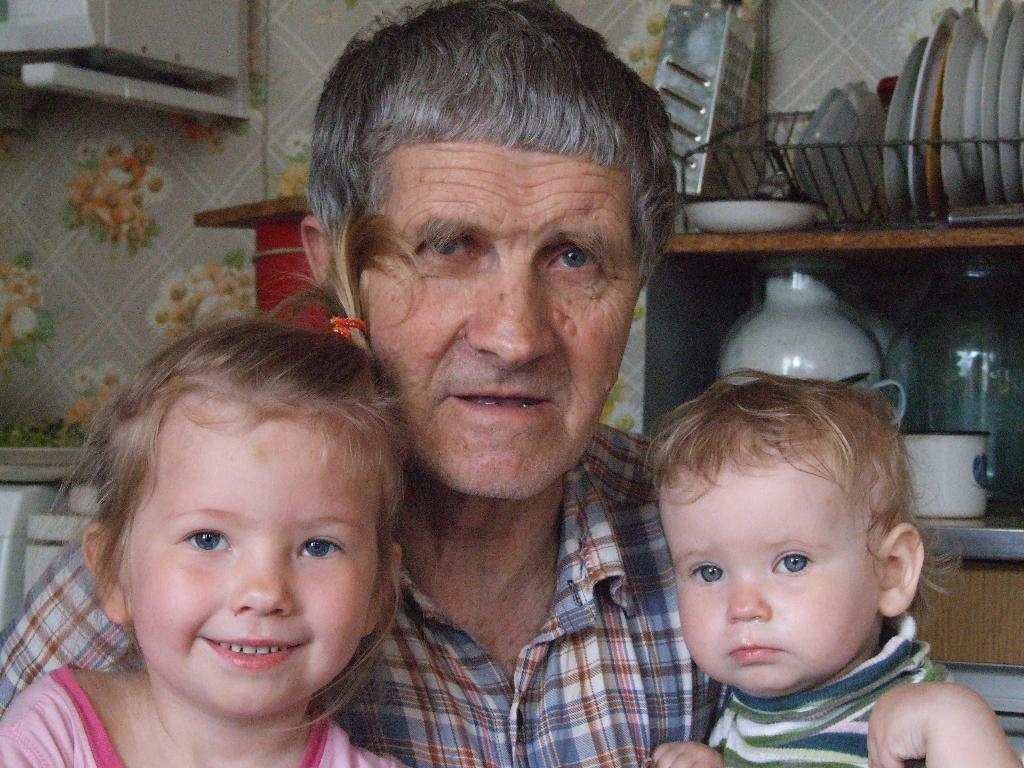 Дед дед настя растрепанная и мокрая босая. Дедушка миша. наташа и деда наташа и деда. фото деда миши. дедушка миша и внучка света последние новости.