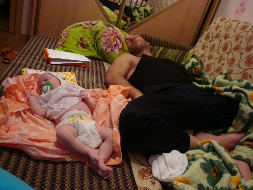 Уложила 2 месячную дочку спать. Спящие дети с папами. Мама папа и ребенок спят. Малыши с папами спят.