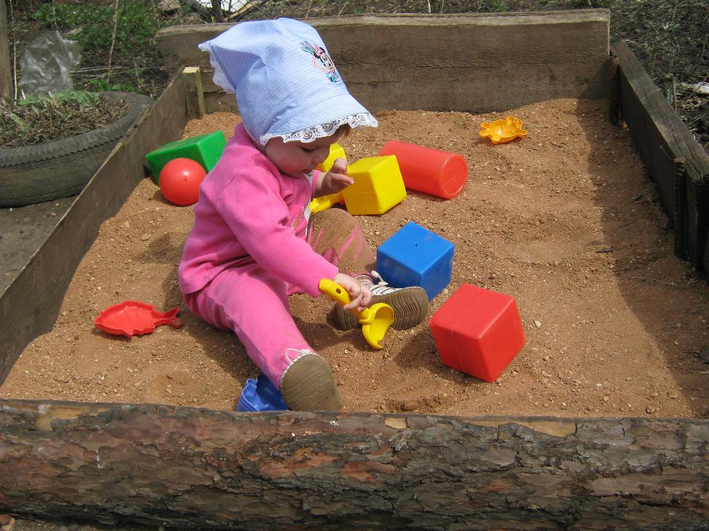 Настена играет в песке.... 