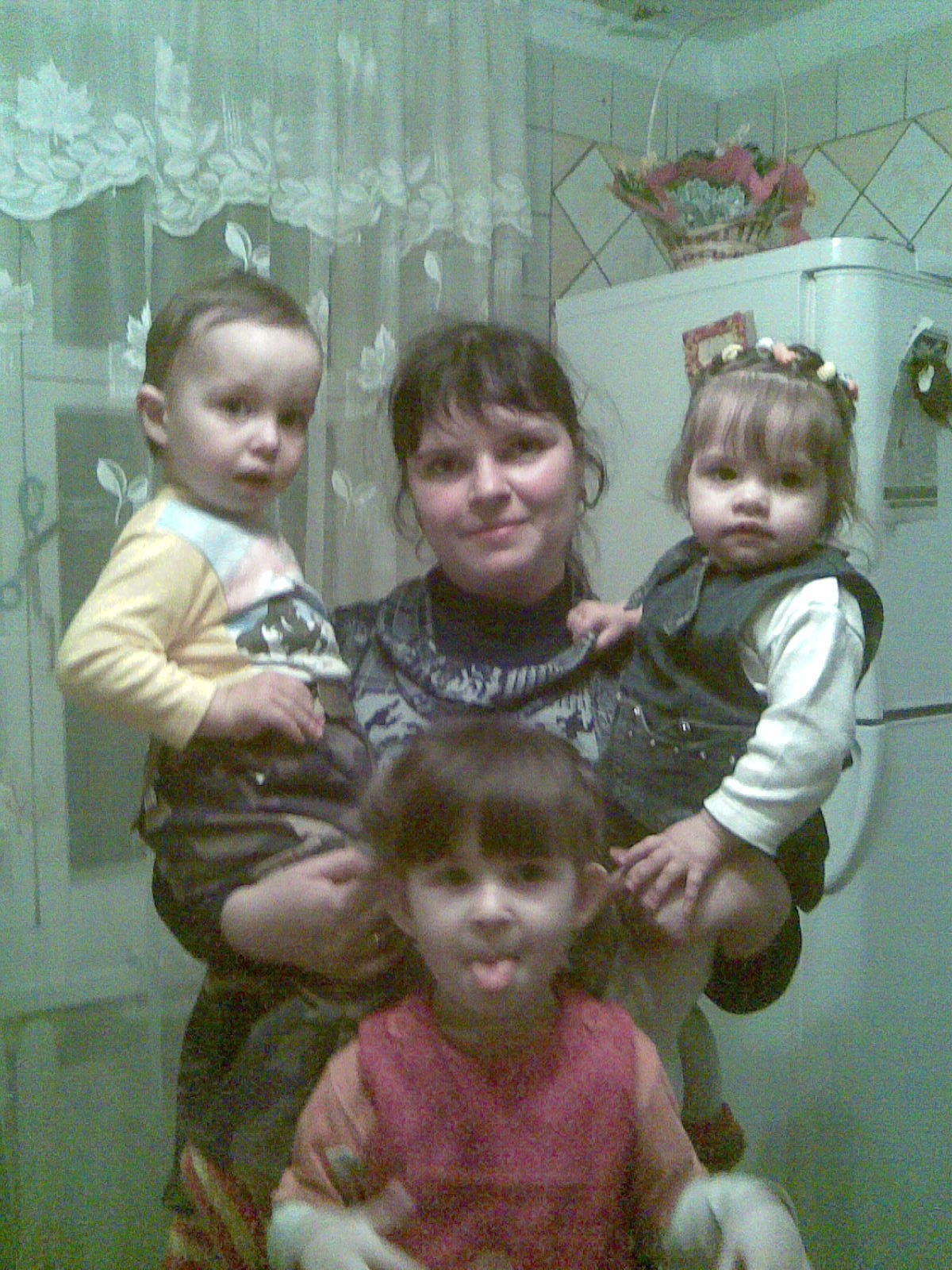 Катя,Ваня,Лиза и я-Самая счастливая в мире семья!