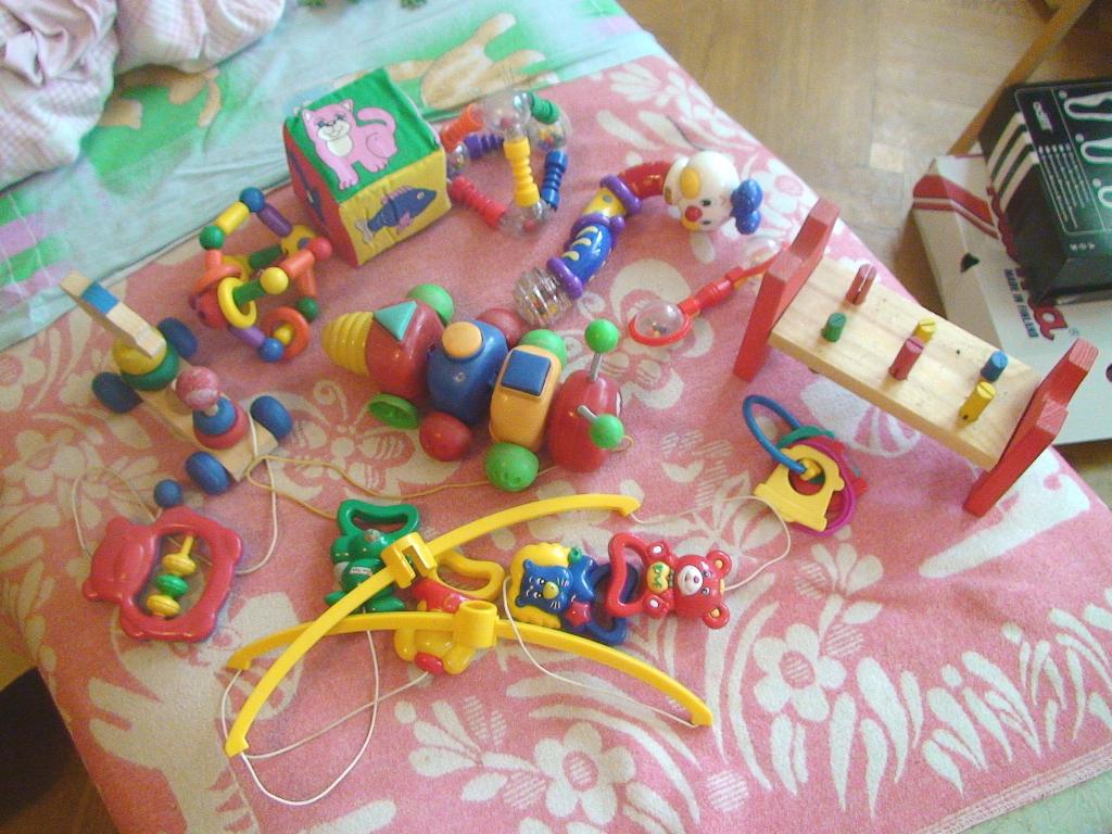 к пакету игрушек. Игрушки