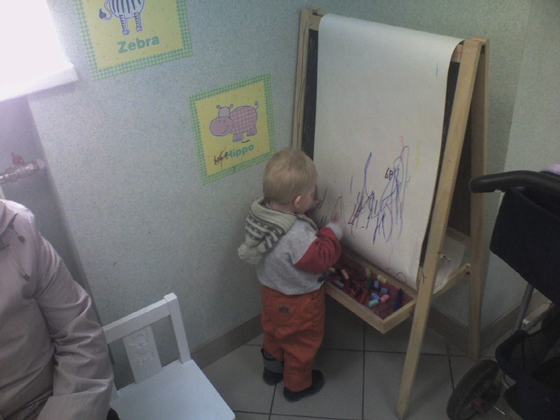 Будущий Пикассо в сберкассе, пока мама занята.... 