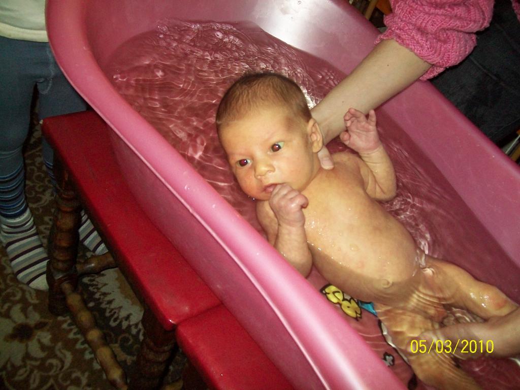 Купание 1 месяц. Фотосессия мое первое купания. Купание ребёнка только. Мое 1 купание. Моё первое купание новорожденного карточка.