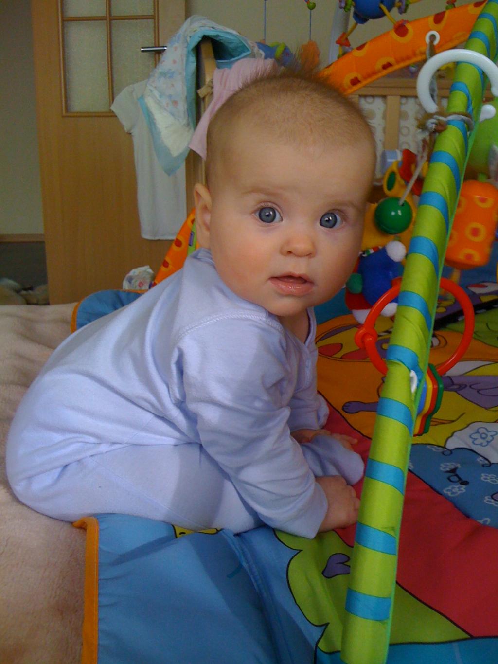 А я сидеть научилась :). Моя прелесть (My precious girl)