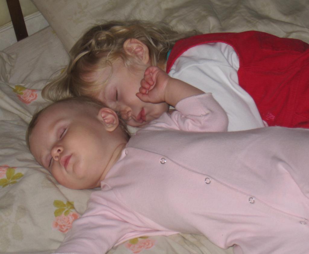 Снотворное сестра брат. Спящие сестры. Младшая сестра уснула.