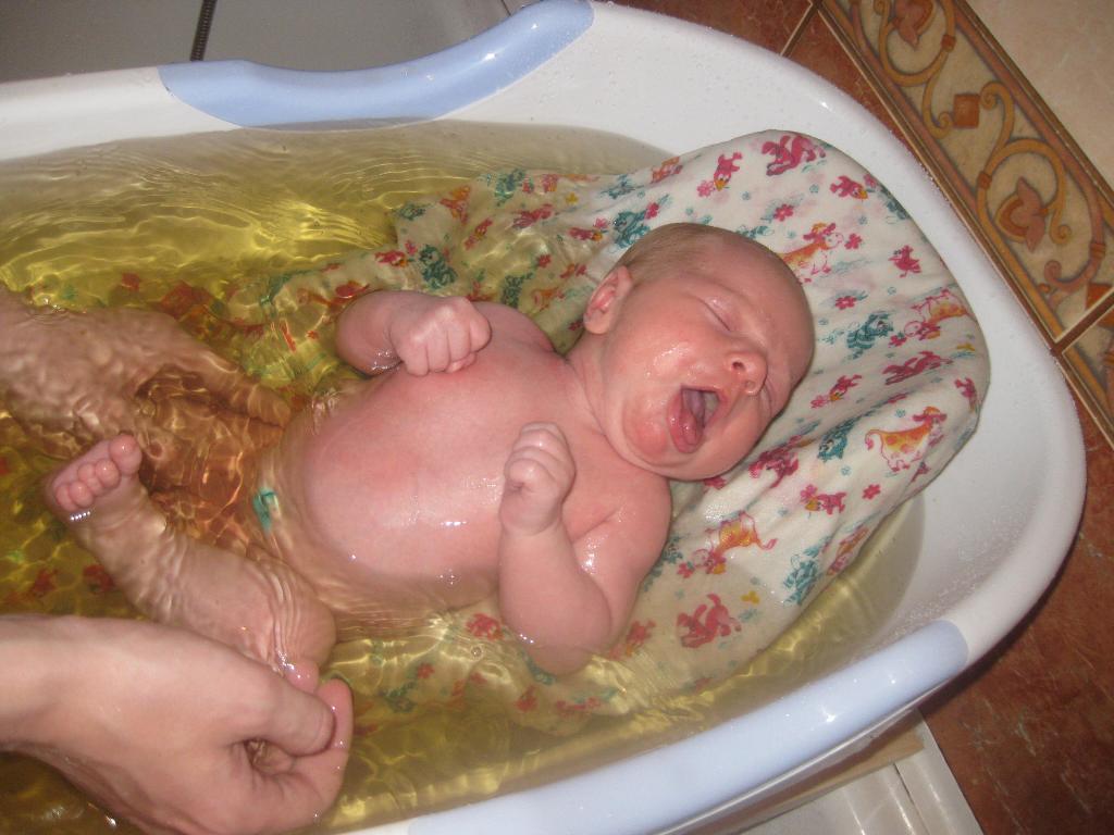 Сколько раз купать новорожденного