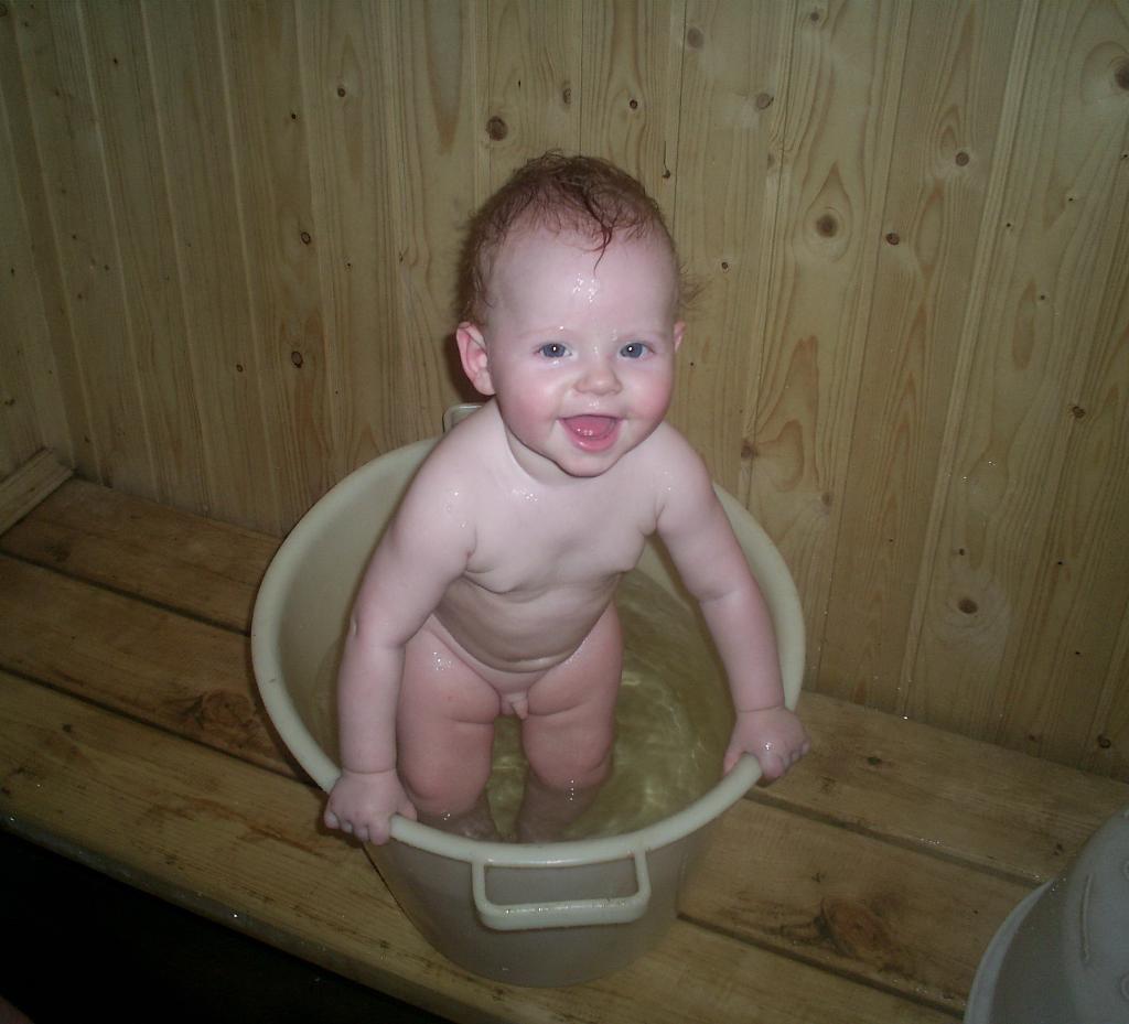 Купаться в бане видео. Маленький мальчик в бане. Маленькие детишки в бани. Малыш в баньке. Малыши мальчики в бане.