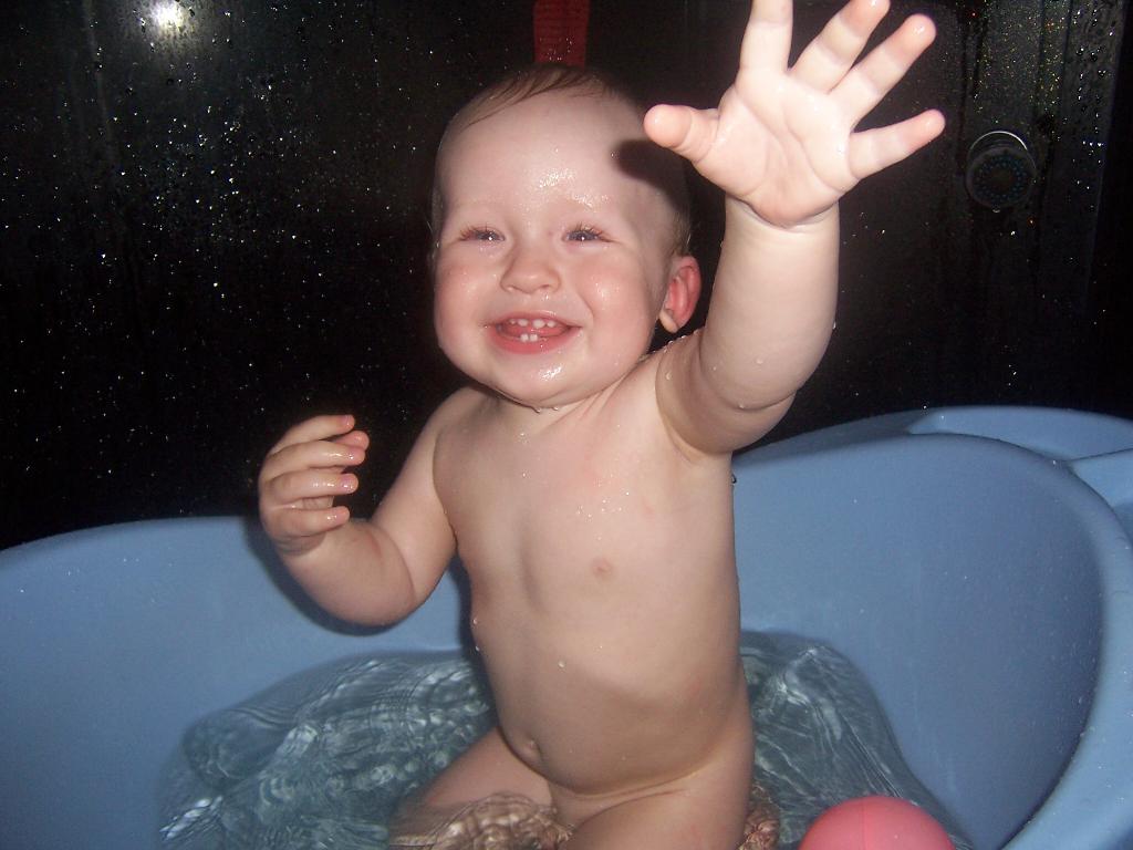 Дочка мылась в душе. Мама купается. Мама купается в ванной. Купаю дочку.
