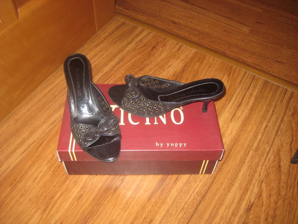 шлепки нов р.37  -1500. Женская обувь