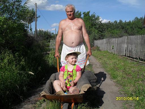 Саша летом отдыхал в деревне масловка. Дед на даче. Дед с внуком на даче. Дедушка отдыхает на даче. Толстый дед на даче.