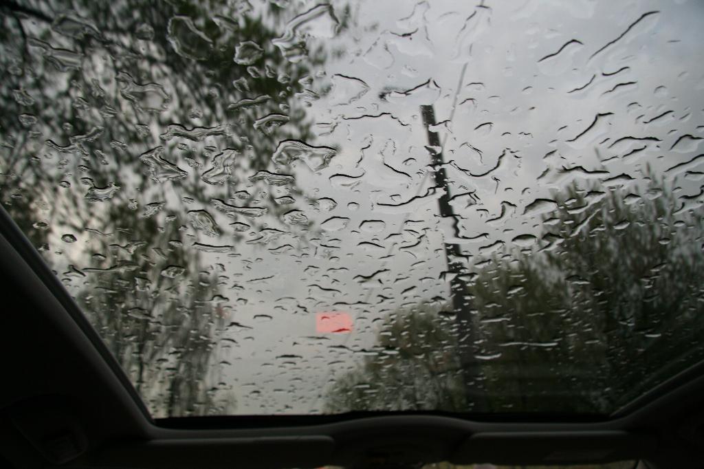 Дождь по крышам автомобилей