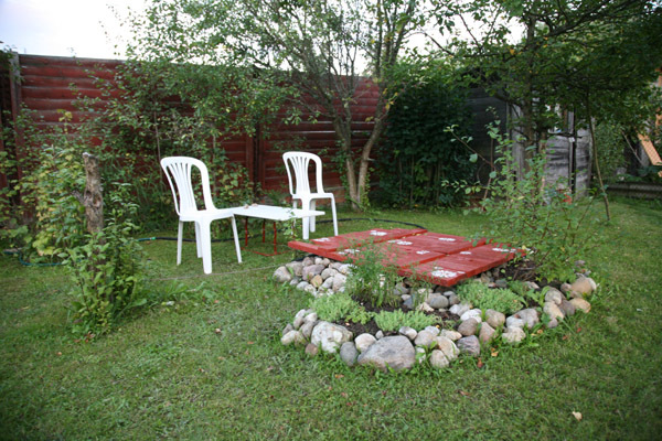 альпийский колодец с другого ракурса. Дачное-Удачное-2008:-) моя «станковая и прикладная живопись':-))