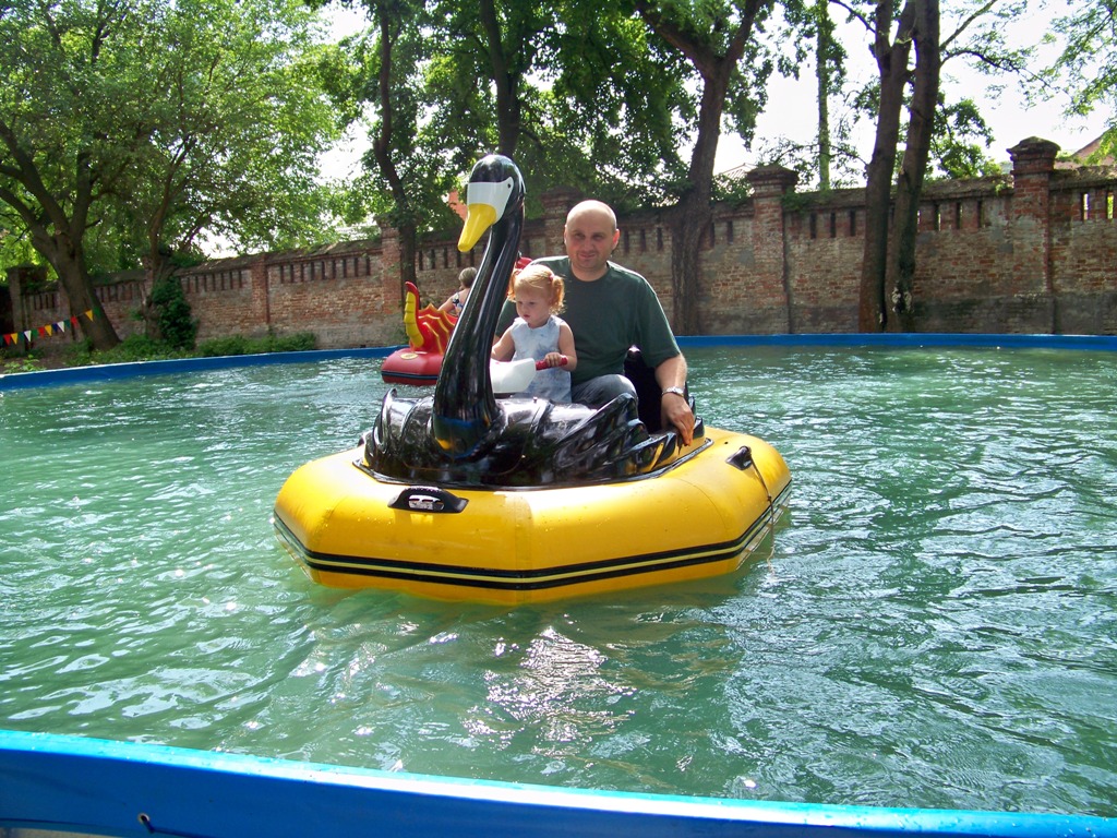 с папой, за рулем доча. в парке 6-06-2010