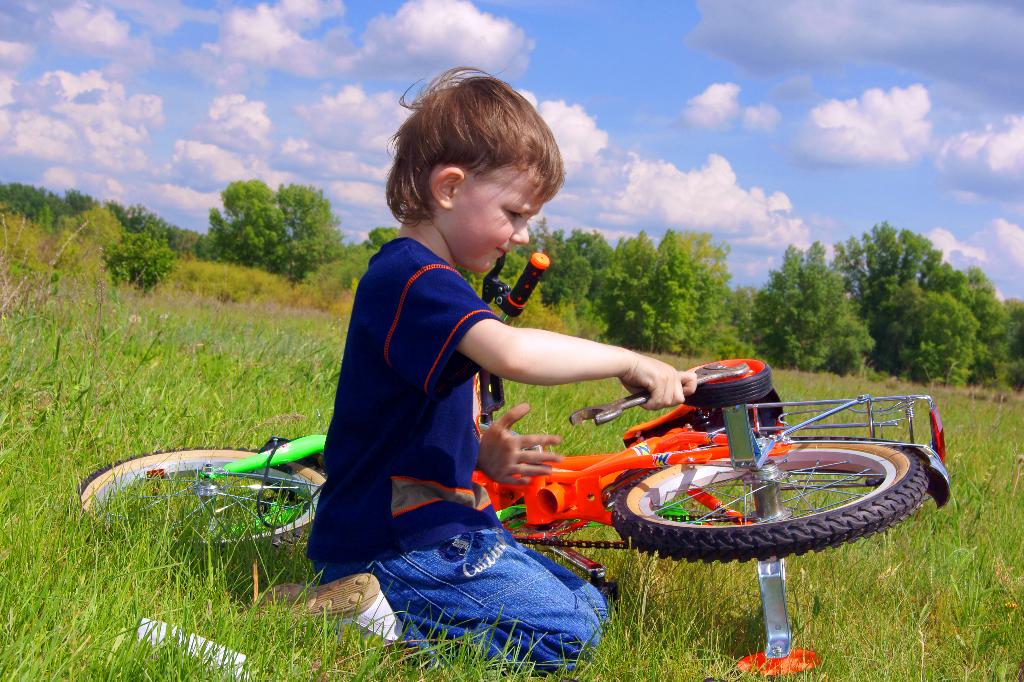 Поломанное детство. Поломанный детский велосипед. Ребенок чинит велосипед. Мальчишки чинят велосипед. Мальчик на велосипеде.