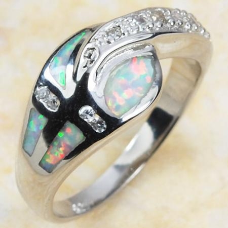 кольцо с белыми топазами и белым опалом, р.7. белый