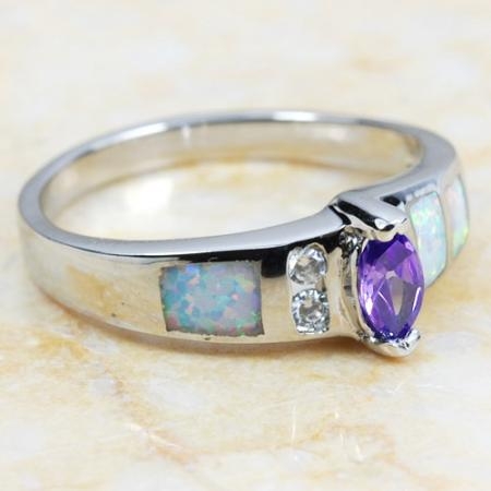 кольцо с аметитстом и белым опалом, р.5. белый