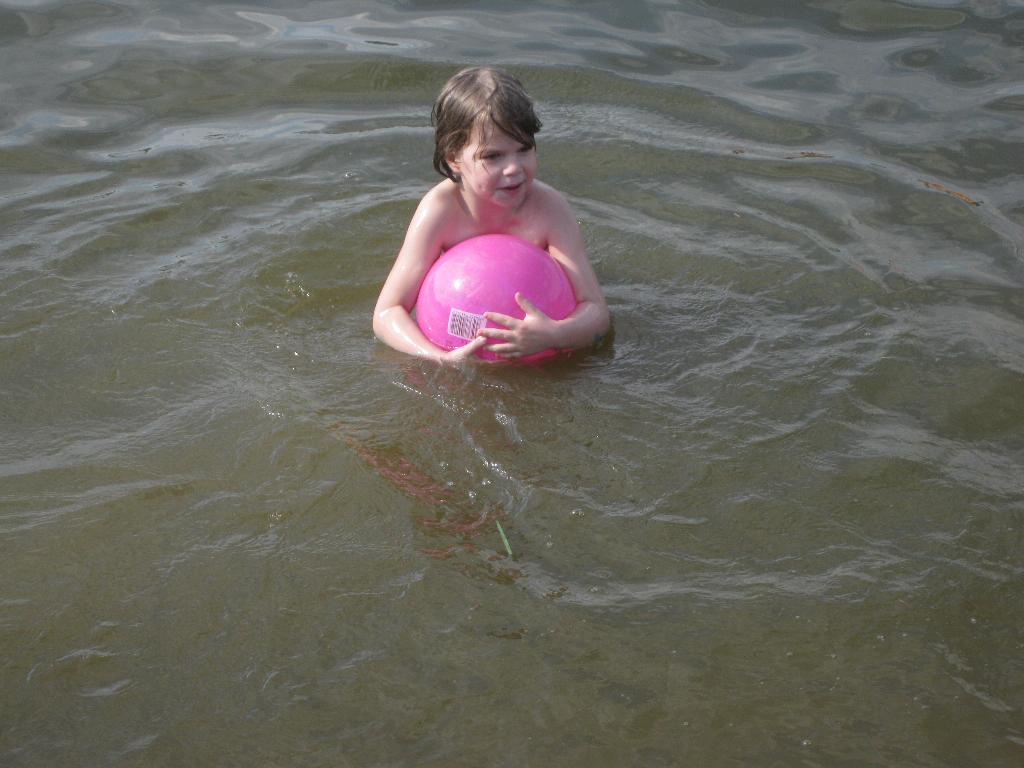 Доча 'выкупывает' папу