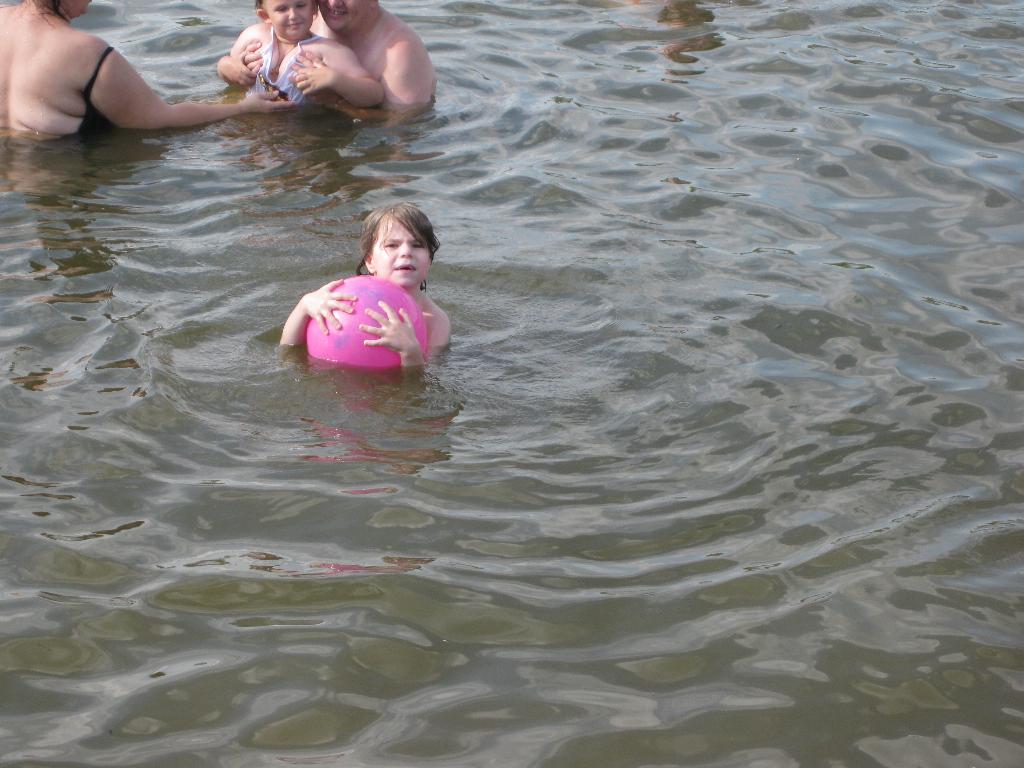 Учимся плавать.... Доча 'выкупывает' папу