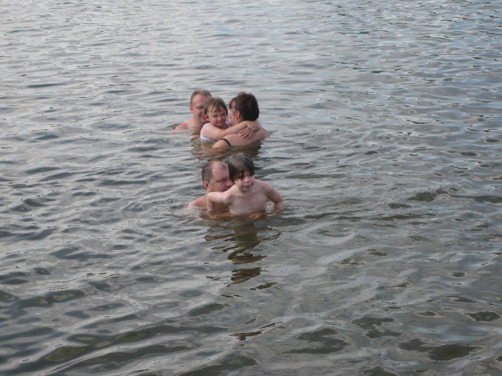 Папа учит дочу нырять.... Доча 'выкупывает' папу