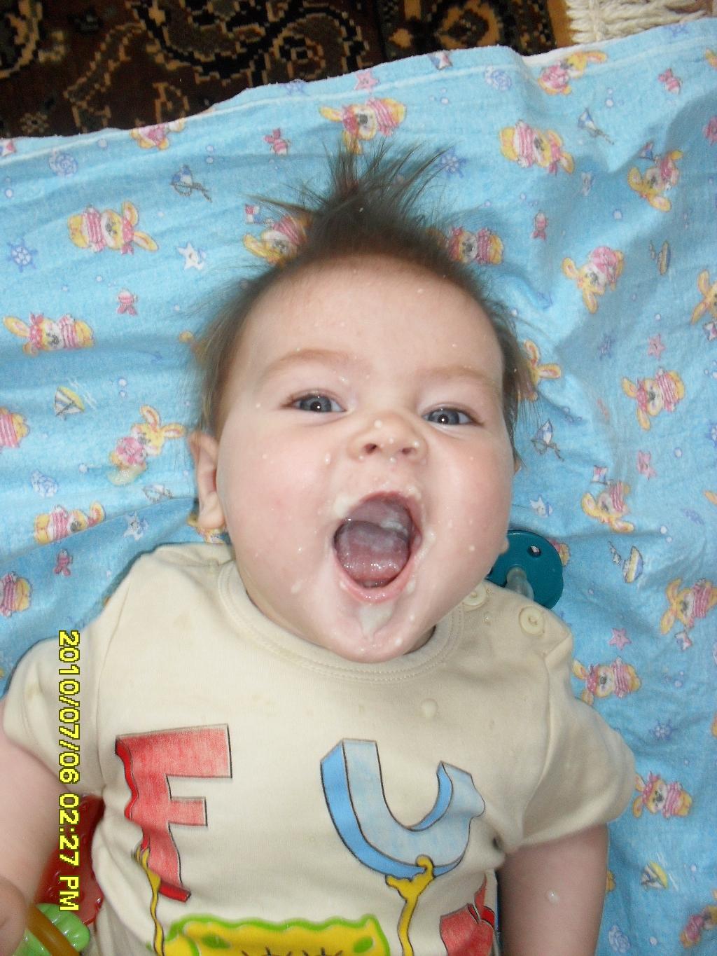 Вот так балуемся,когда мама кашкой кормит. 