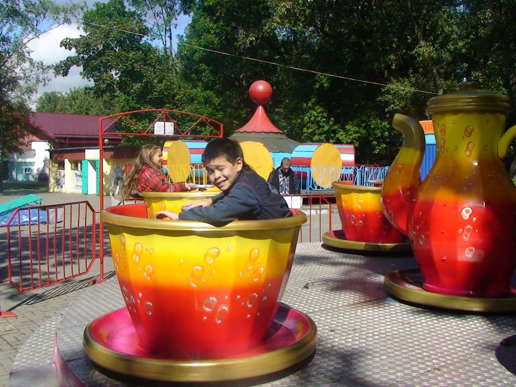 Чайный сервиз. Тошниловка полная, имхо:). Лето стремительно заканчивается