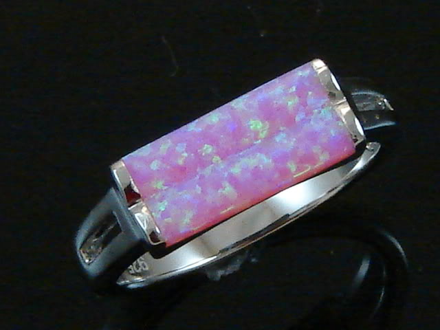 Кольцо из серебра 925 пробы с розовым опалом. розовый