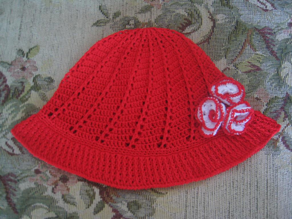 Красная панамочка. Детские летние шапочки