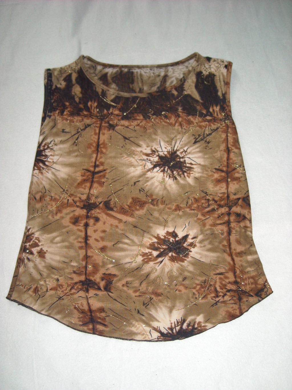 Коричневая футболка. Футболки