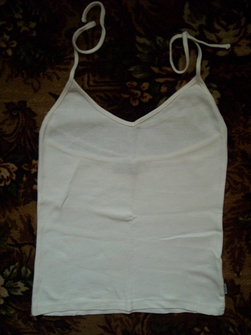 Белая футболка тоненькая. Футболки