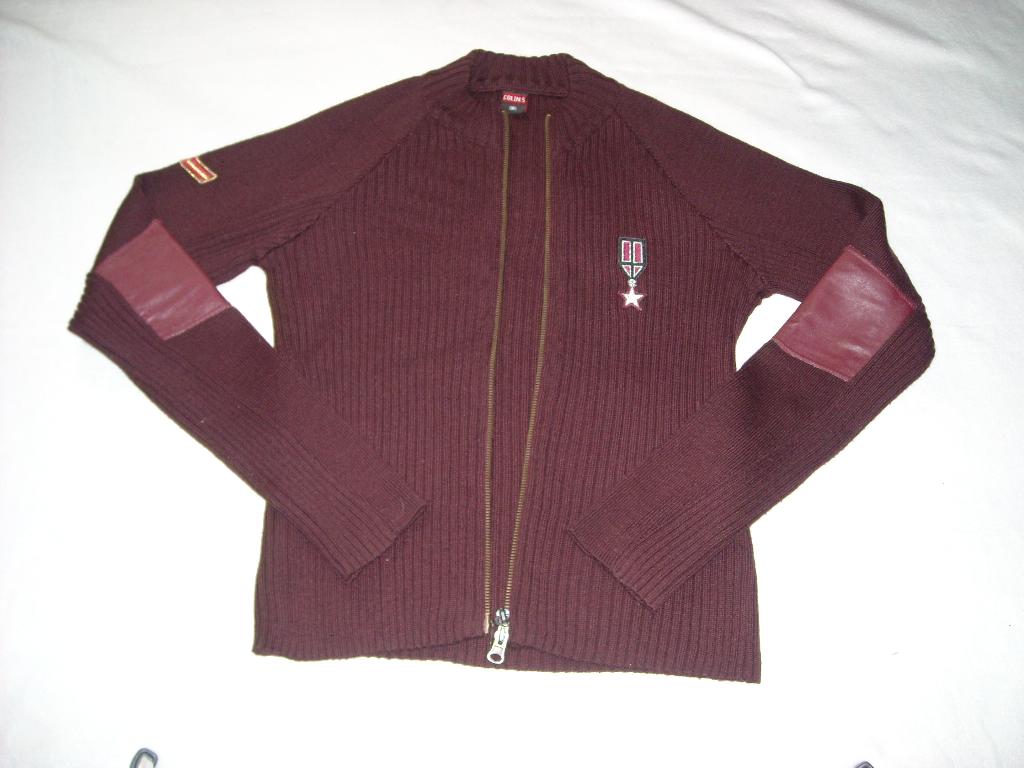 Малиновая кофта на молнии. Кофты