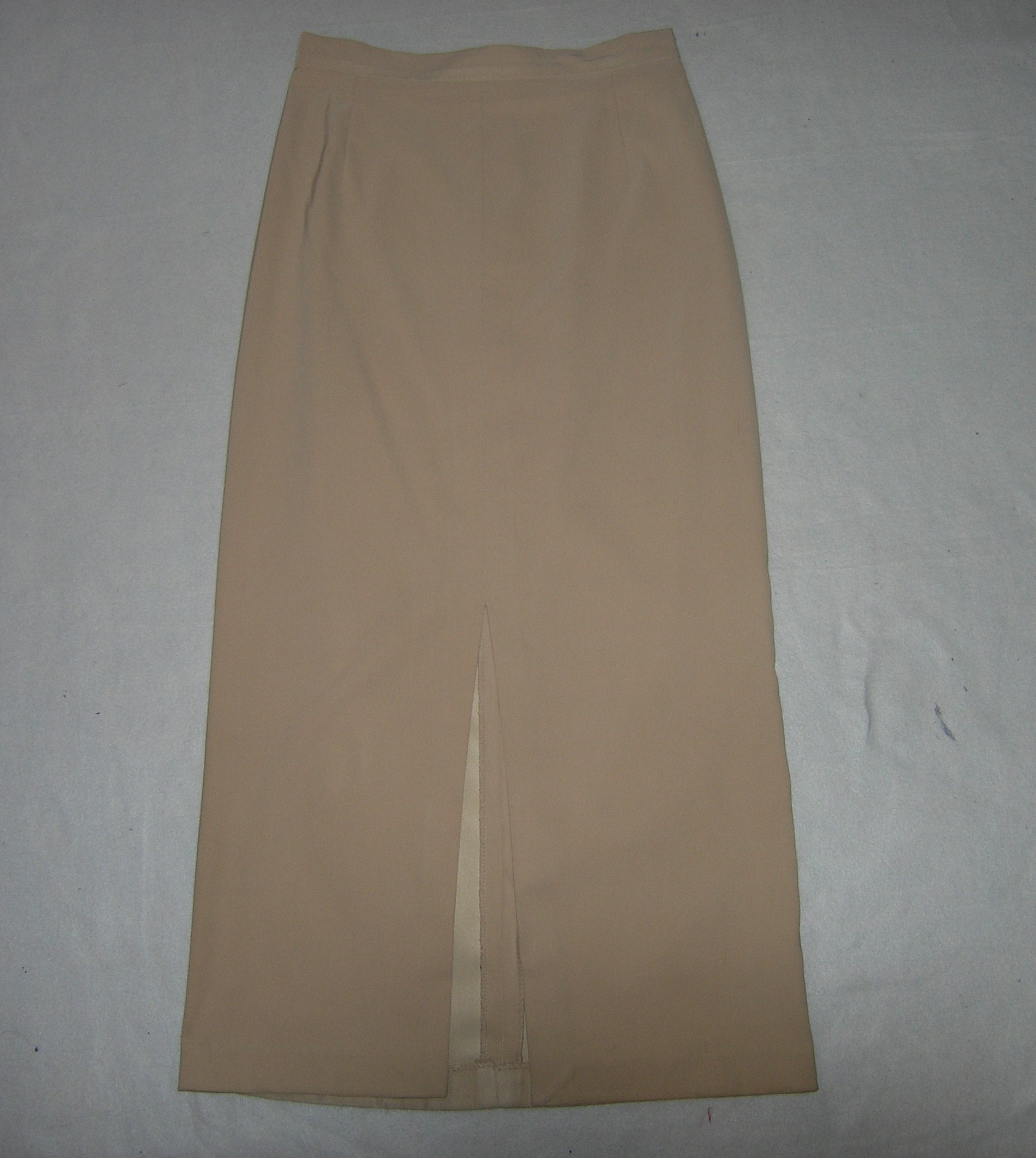 Бежевая юбка с разрезом. Строгое/В офис/Классика