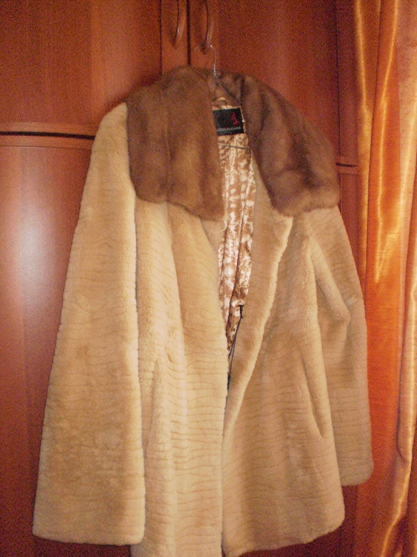 Шуба с норкой. Шуба (продаю не я)