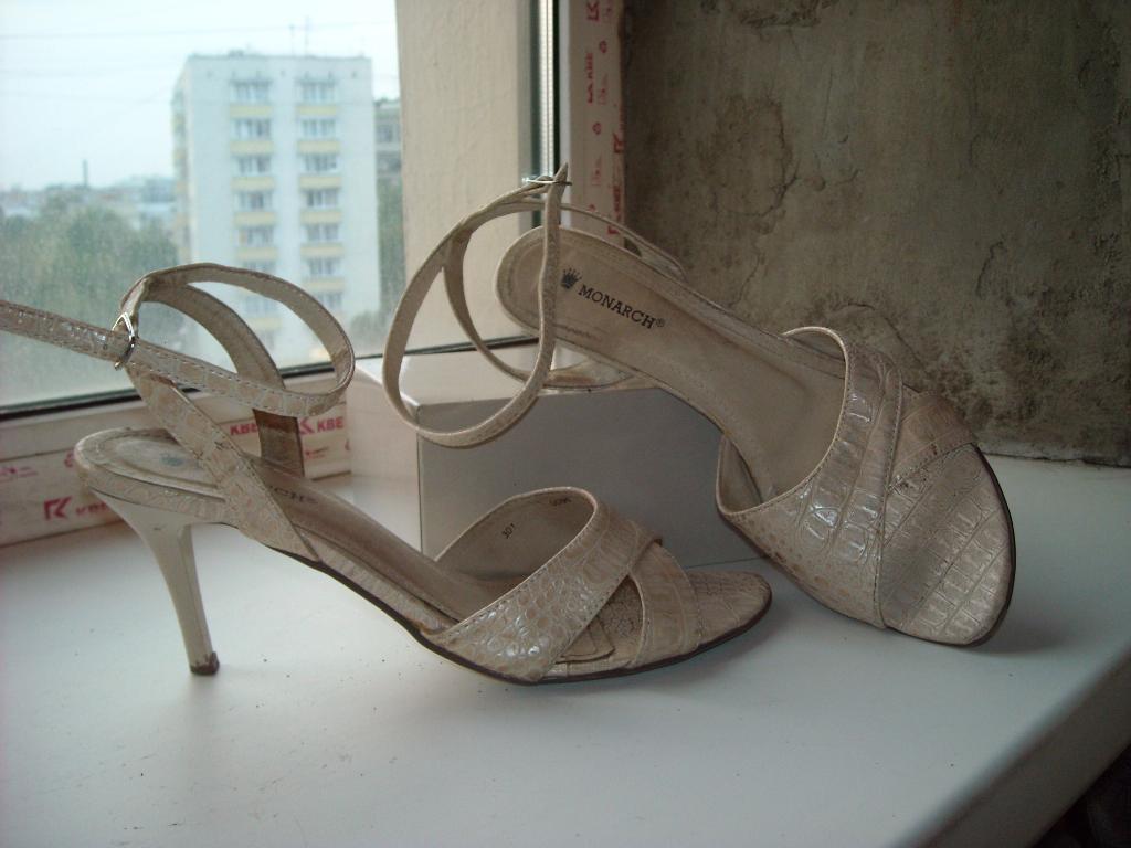 Бежевые босоножки на шпильке. Обувь 41 размера