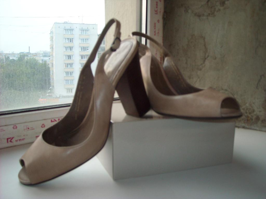 Бежевые туфли на уст каблуке. Обувь 41 размера