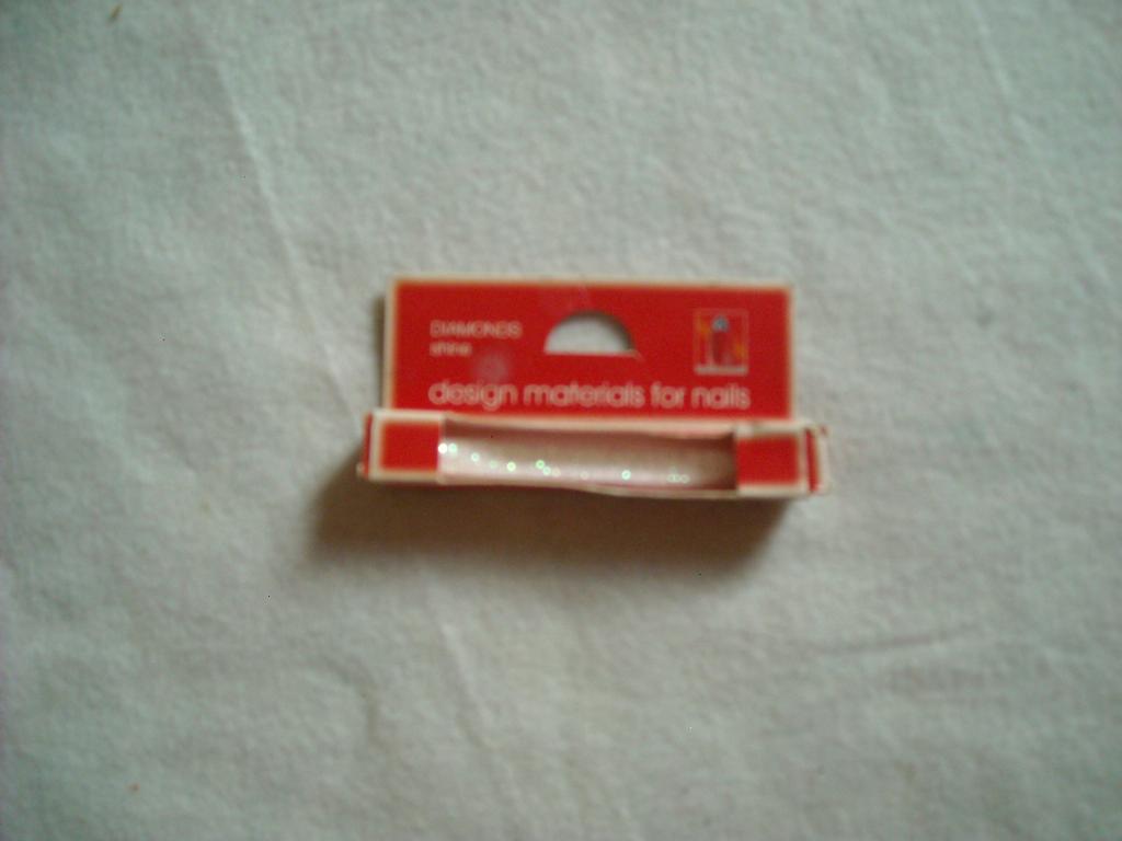 На ногти стразики. Мелочь, бижу, всяко-разно