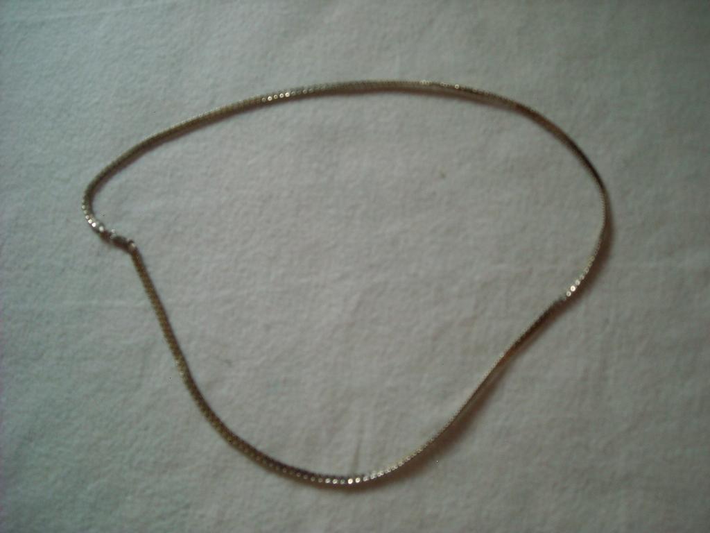 Длиннющая цепочка из псевдо золота. Мелочь, бижу, всяко-разно