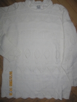 закрывает бедра ,очень красивый белоснежный. Одежда разная - подростковая на девочку и взрослая , шапки,кепки