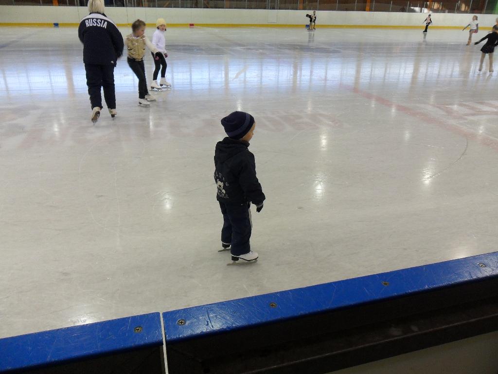 Впервые на катке. Данька