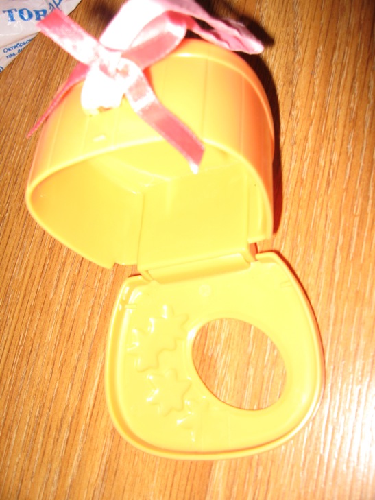 Переноска желтая с окошком. ДЕТЯМ-ИГРУШКИ,КНИГИ