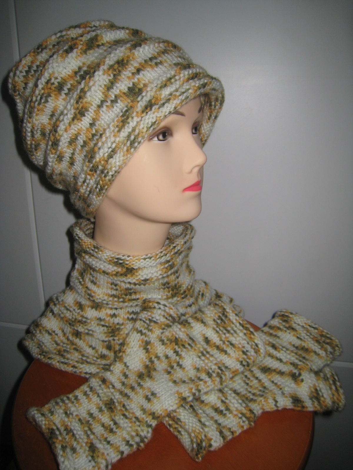 Шапочка, манишка, митенки. Головные уборы осенне -зимнего сезона