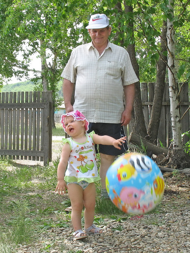 Как же здорово поиграть с дедом в мячик!. 2010-ый. Итоги