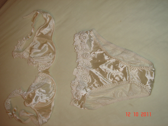 Бюстик б\у кружева. 