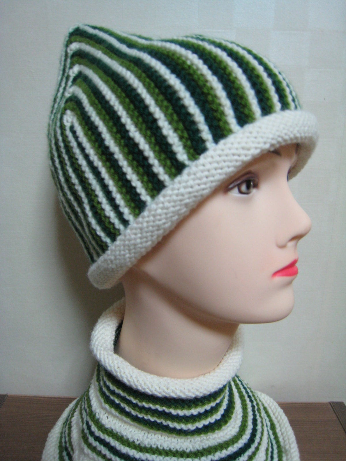 ' супер ' шапочка с манишкой. Головные уборы осенне -зимнего сезона