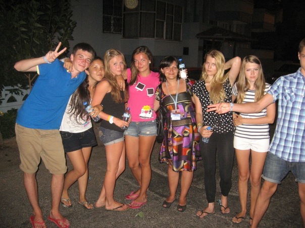  мой старший в синем поло. 