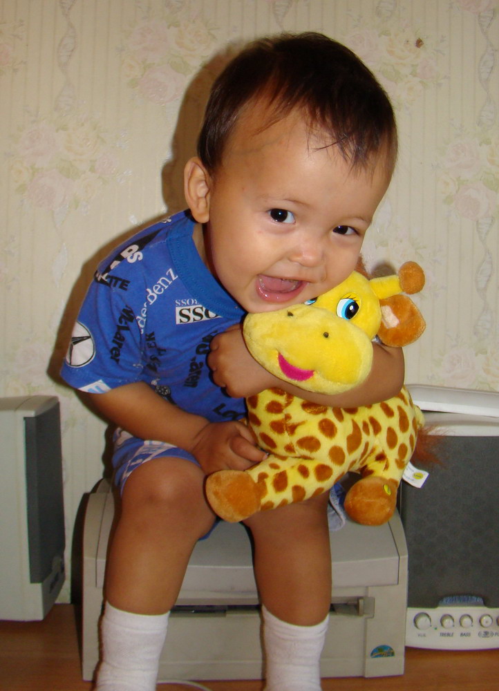 Илья с жирафчиком. 