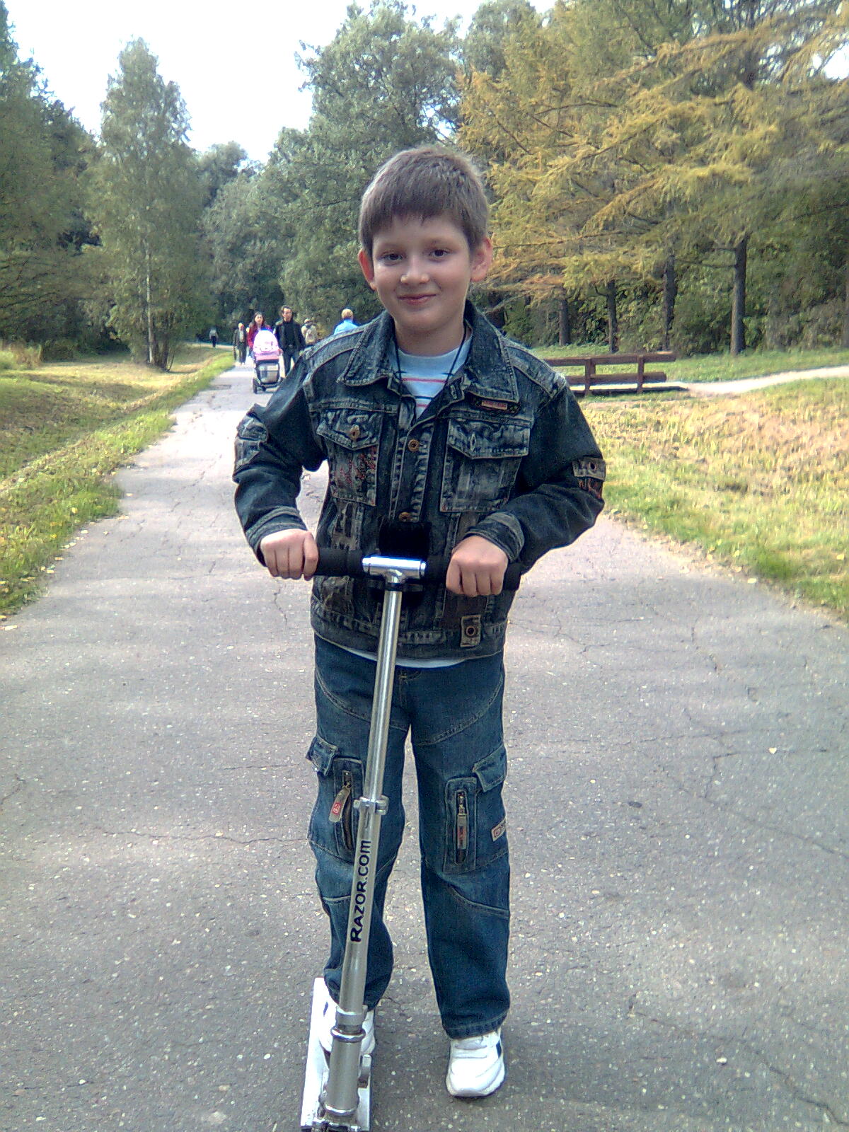 Сыну 8,5 лет Самокат простой. 