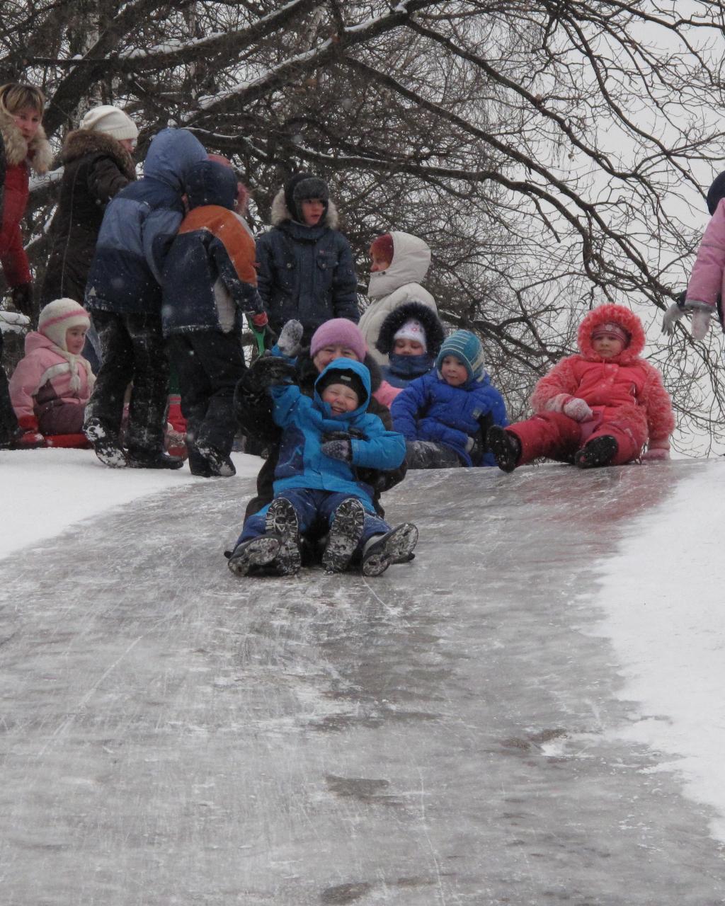 Игры можно играть зимой. Дети зимой. Зимние развлечения для детей. Зимние развлечения для детей на улице. Забавы для детей на улице зимой.